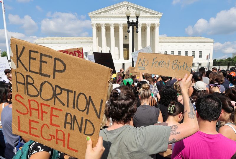 &copy; Reuters. Abortion rights demonstrators protest outside the United States Supreme Court as the court rules in the Dobbs v Women's Health Organization abortion case, overturning the landmark Roe v Wade abortion decision in Washington, U.S., June 24, 2022. REUTERS/Ji