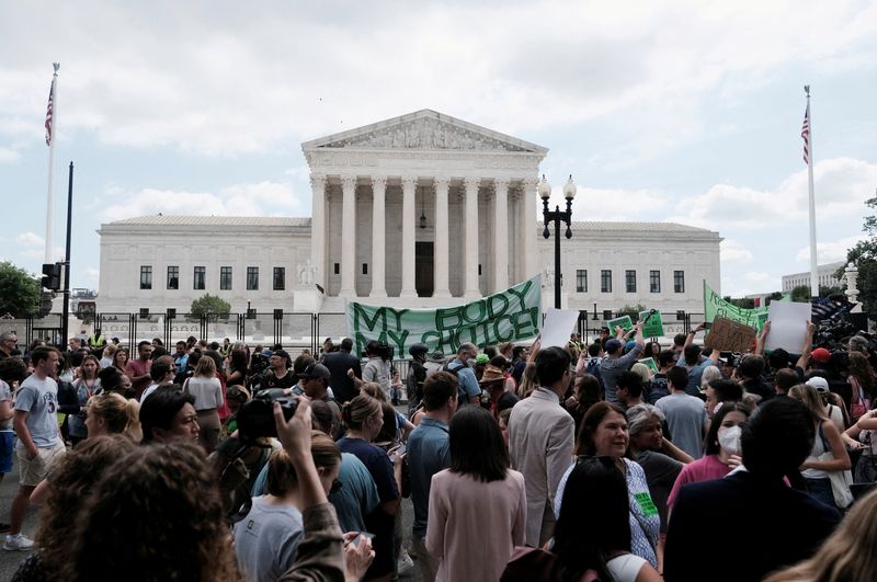 Lágrimas e desafio se misturam do lado de fora da Suprema Corte dos EUA após decisão sobre aborto