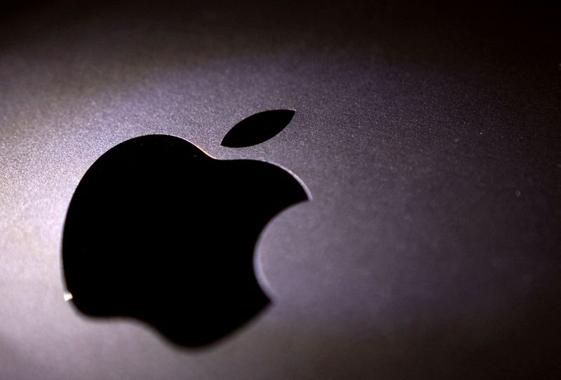 © Reuters. FILE PHOTO: Apple logo is seen in this illustration taken March 1, 2022. REUTERS/Dado Ruvic/Illustration/File Photo