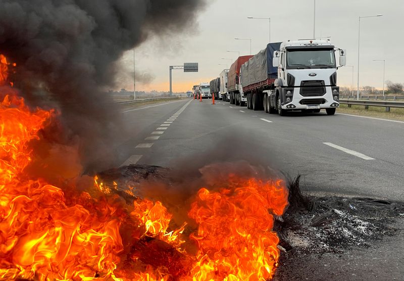 Protesto de caminhão argentino entra no 3º dia, portos de grãos operam