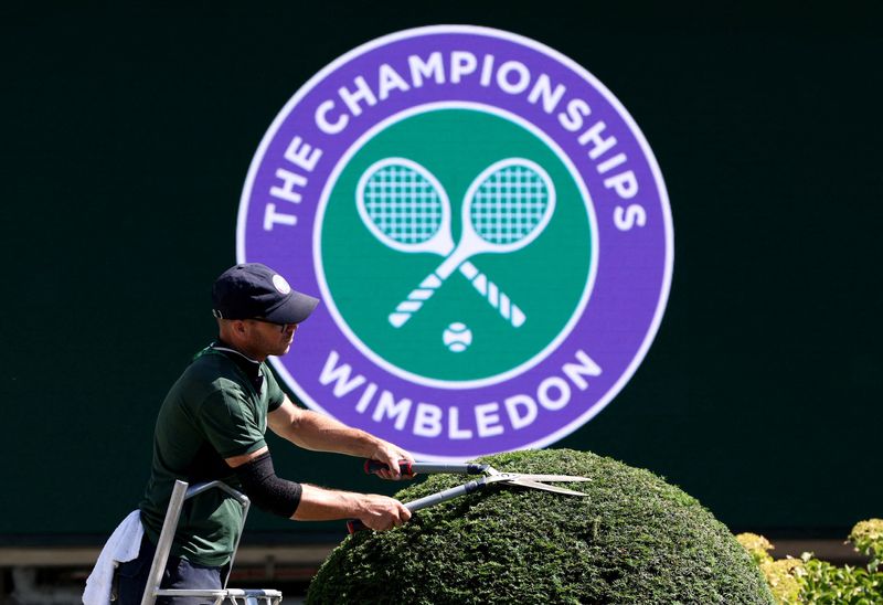 &copy; Reuters. テニスの四大大会第３戦、ウィンブルドン選手権は２４日、本戦の組み合わせを発表。男子シングルスではディフェンディングチャンピオンで四大大会２１勝を目指す第１シードのノバク・