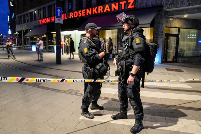 &copy; Reuters. 　６月２５日、ノルウェーの首都オスロのナイトクラブとその周辺で発砲があり、２人が死亡、１４人が負傷した。警察は発砲の容疑者を現場付近で拘束した。写真は発砲があった現場。Ｎ