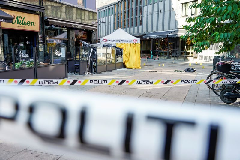 &copy; Reuters. Un homme armé a ouvert le feu samedi à Oslo dans un bar fréquenté par des homosexuels et dans les rues alentours, tuant deux personnes et en blessant sérieusement dix autres. /Photo prise le 25 juin 2022/REUTERS/Terje Pedersen/NTB
