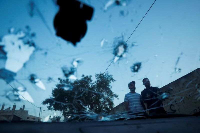 &copy; Reuters. Unas personas observan un vehículo dañado tras una incursión israelí en Jenin, en la Cisjordania ocupada por Israel. 17 de junio de 2022. REUTERS/Mohamad Torokman