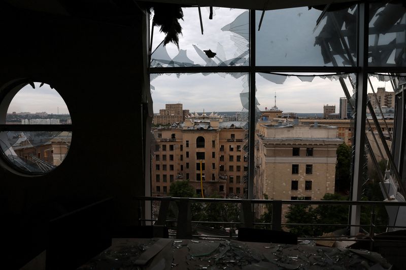 &copy; Reuters. The skyline of the city centre can be seen through a destroyed office building that was hit by shelling, the area hadn’t been hit in weeks, as Russia’s attack on Ukraine continues in Kharkiv, Ukraine, June 25, 2022. REUTERS/Leah Millis