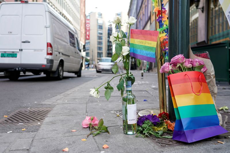 &copy; Reuters. A rainbow flag and flowers are placed as a tribute on a sidewalk following a shooting at a nightclub in central Oslo, Norway June 25, 2022. Terje Pedersen/NTB/via REUTERS
