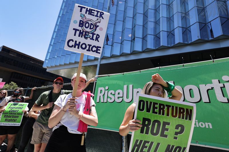 &copy; Reuters. FILE PHOTO: Abortion rights protesters hold signs as they demonstrate after the U.S. Supreme Court ruled in the Dobbs v Women’s Health Organization abortion case, overturning the landmark Roe v Wade abortion decision in Los Angeles, California, U.S., Ju