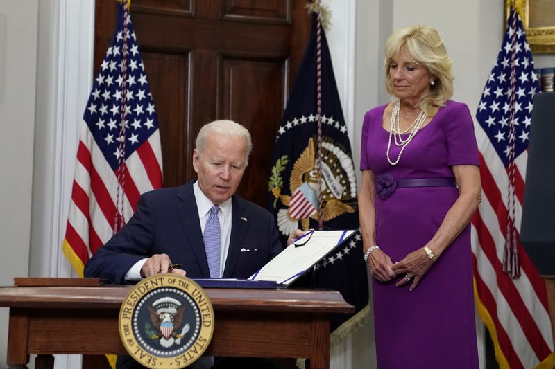 &copy; Reuters. U.S. President Joe Biden signs S. 2938: Bipartisan Safer Communities Act into law from the Roosevelt Room at the White House as first lady Jill Biden stands next to him in Washington, U.S., June 25, 2022. REUTERS/Elizabeth Frantz