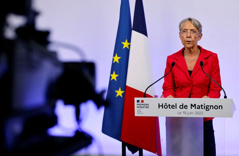 &copy; Reuters. France's Prime Minister Elisabeth Borne gives a speech after the first results of the parliamentary elections at the Hotel Matignon in Paris, France June 19, 2022. Ludovic Marin/Pool via REUTERS