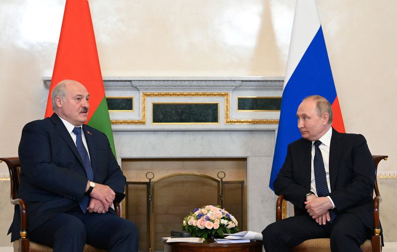 &copy; Reuters. اجتماع بين الرئيس الروسي فلاديمير بوتين ورئيس روسيا البيضاء ألكسندر لوكاشينكو في سان بطرسبرج في روسيا يوم السبت. صورة من وكالة سبوتنيك. 
