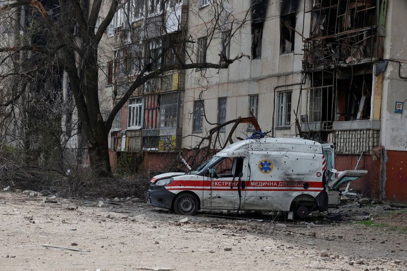 © Reuters. سيارة إسعاف دمرها قصف في مدينة سيفيرودونيتسك الأوكرانية خلال تعرضها لهجوم روسي يوم 16 أبريل نيسان 2022. تصوير: سيرهي نوجنينكو - رويترز.
