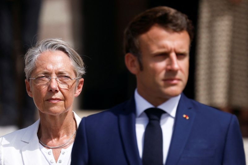&copy; Reuters. FILE PHOTO: French President Emmanuel Macron and French Prime Minister Elisabeth Borne attend a ceremony marking the 82nd anniversary of late French General Charles de Gaulle's resistance call of June 18, 1940, at the Mont Valerien memorial in Suresnes ne
