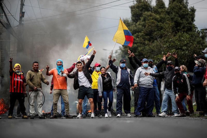 &copy; Reuters. Demonstrators block the street during an anti-government protest amid a stalemate between the government of President Guillermo Lasso and largely indigenous demonstrators who demand an end to emergency measures, in Quito, Ecuador June 24, 2022. REUTERS/Ad