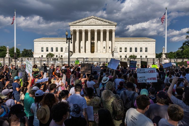 © Reuters. Abortion rights activists demonstrate outside the United States Supreme Court in Washington, U.S., June 25, 2022. REUTERS/Evelyn Hockstein