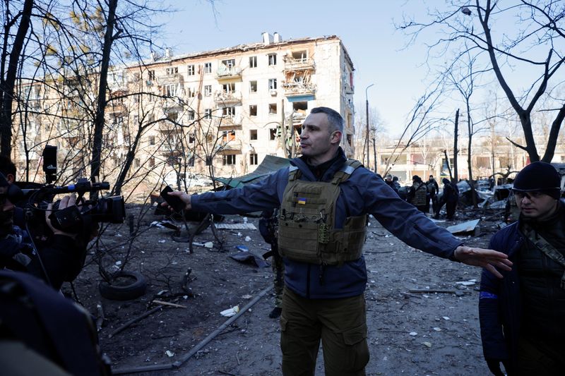 &copy; Reuters. فيتالي كليتشكو رئيس بلدية كييف في موقع قصف على مبنى سكني في كييف يوم 18 مارس آذار 2022. تصوير: توماس بيتر - رويترز