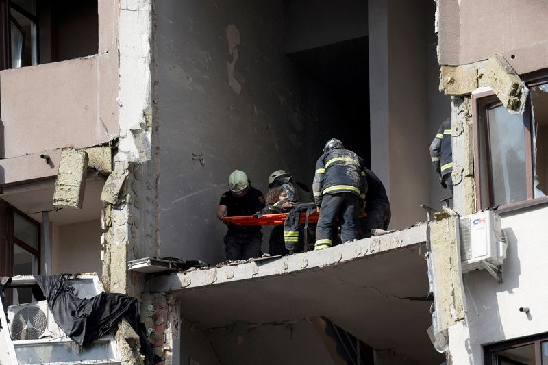 &copy; Reuters. Rescue workers evacuate a person from a residential building damaged by a Russian missile strike, as Russia's attack on Ukraine continues, in Kyiv, Ukraine June 26, 2022. REUTERS/Valentyn Ogirenko