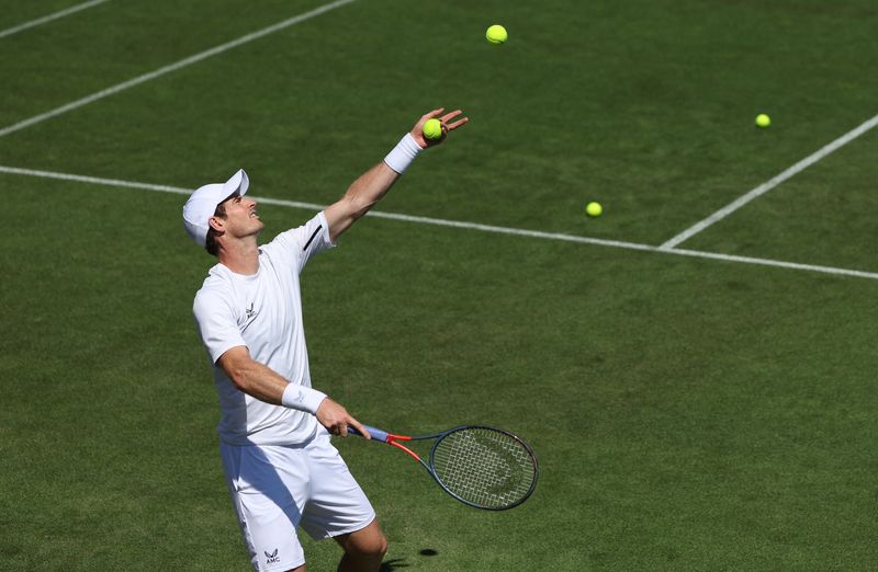 &copy; Reuters. لاعب التنس البريطاني آندي موراي أثناء التدريب استعدادا لمباريات بطولة ويمبلدون للتنس في لندن يوم 22 يونيو حزيران 2022. تصوير: بول تشايلدز - روي