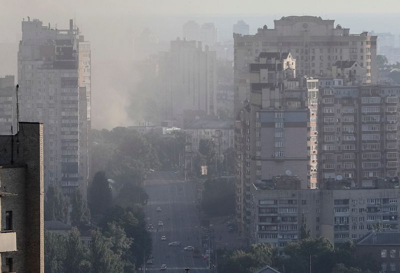 &copy; Reuters. دخان يتصاعد بعد هجوم صاروخي أصاب مبنى في كييف يوم الأحد. تصوير: جليب جارانيش - رويترز.