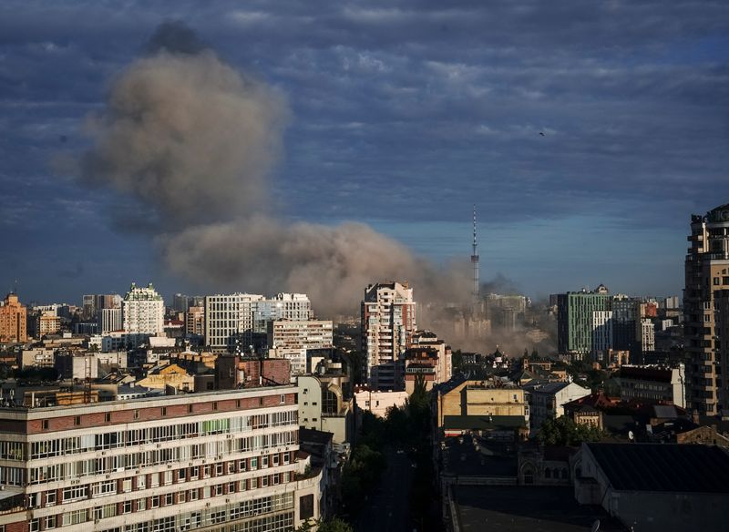 © Reuters. دخان يتصاعد بعد هجوم صاروخي أصاب مبنى في كييف يوم الأحد. تصوير: آنا فويتنكو - رويترز.