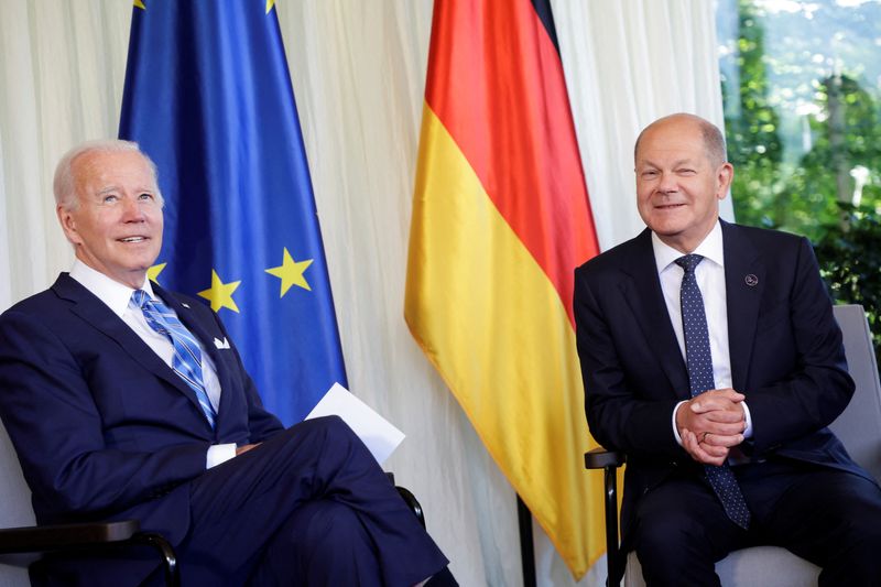 &copy; Reuters. الرئيس الأمريكي جو بايدن و المستشار الألماني أولاف شولتس خلال حضورهما قمة مجموعة الدول السبع في قصر إلماو بألمانيا يوم الأحد. صورة لرويترز 