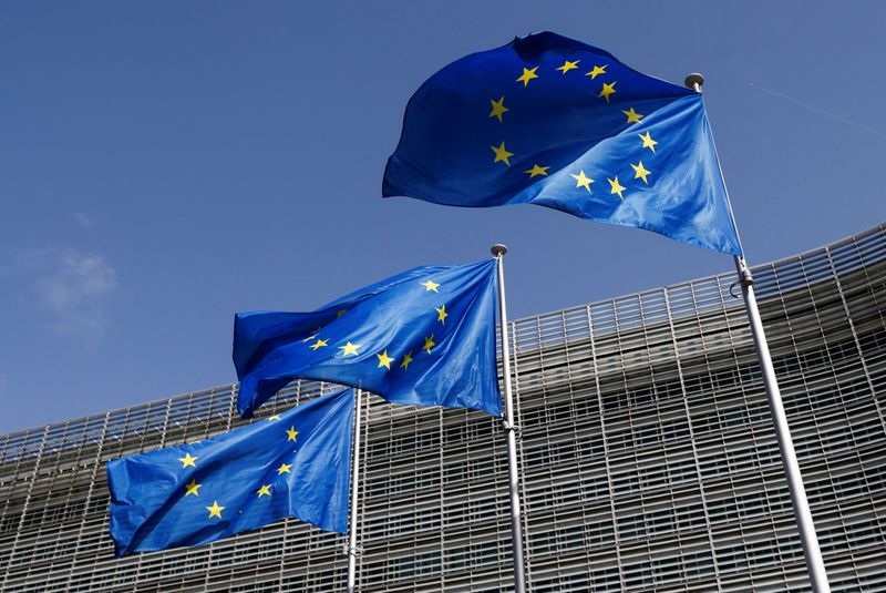 &copy; Reuters. أعلام الاتحاد الأوروبي خارج مقر المفوضية الأوروبية في بروكسل يوم 17 يونيو حزيران 2022. تصوير: إيف هيرمان - رويترز.