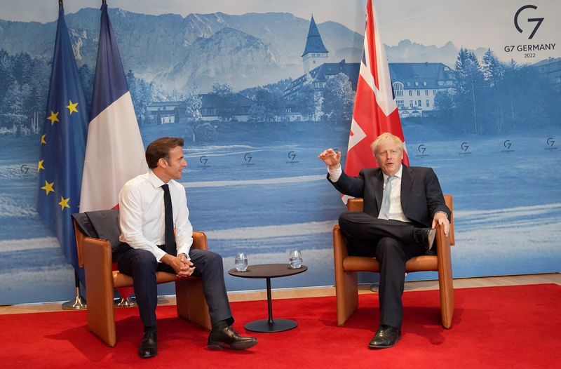 &copy; Reuters. الرئيس الفرنسي إيمانويل ماكرون ورئيس الوزراء البريطاني بوريس جونسون خلال اجتماع في قصر إلماو بألمانيا يوم الأحد. صورة لرويترز من ممثل لوكا