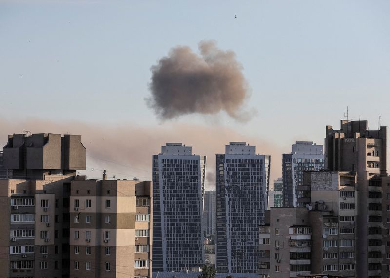 © Reuters. دخان يتصاعد بعد هجوم صاروخي في كييف يوم الأحد. تصوير: جليب جارانيش - رويترز.