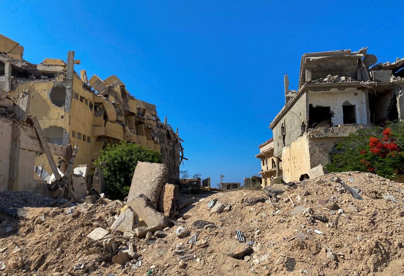 &copy; Reuters. منظر عام للأضرار الناجمة عن القتال في سرت في ليبيا في صورة التقطت يوم 16 يونيو حزيران 2022. تصوير: أنجوس مكدوال - رويترز.