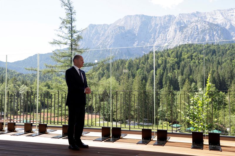 &copy; Reuters. German Chancellor Olaf Scholz waits to welcome U.S. President Joe Biden ahead of their meeting on the day of G7 leaders summit at Bavaria's Schloss Elmau castle, near Garmisch-Partenkirchen, June 26, 2022. REUTERS/Leonhard Foeger/Pool
