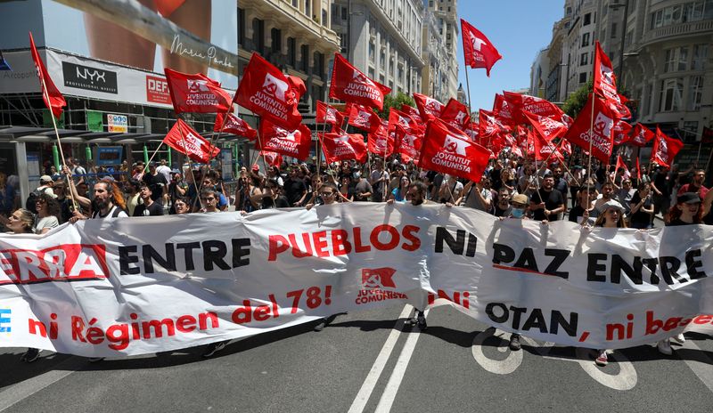 &copy; Reuters. متظاهرون يشاركون في احتجاجات ضد قمة حلف شمال الأطلسي في مدريد يوم الأحد. تصوير: إيزابيل إنفانتس - رويترز.