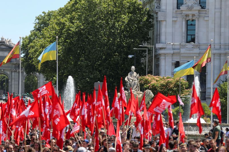 &copy; Reuters. Des milliers de personnes ont défilé dimanche à Madrid contre le sommet de l'Otan qui se tiendra dans la capitale espagnole mardi et mercredi prochain dans un contexte marqué par la guerre conduite en Ukraine par la Russie. /Photo prise le 26 juin 202