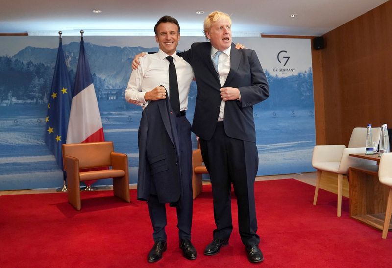 &copy; Reuters. Le président français, Emmanuel Macron, et le Premier ministre britannique, Boris Johnson, ont semblé enterrer la hache de guerre dimanche en marge du sommet du G7, alors que leurs relations se sont nettement détériorées lorsque le Royaume-Uni négo