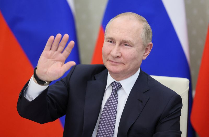&copy; Reuters. الرئيس الروسي فلاديمير بوتين يحضر في موسكو اجتماعا للبريكس خلال قمة عقدتها المجموعة عبر رابط فيديو. صورة لرويترز من الكرملين. 