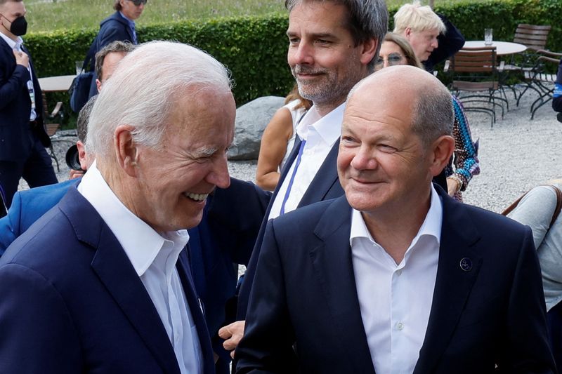 &copy; Reuters. German Chancellor Olaf Scholz and U.S. President Joe Biden attend a family photo opportunity at Schloss Elmau castle, during the G7 leaders summit near Garmisch-Partenkirchen, Germany, June 26, 2022. REUTERS/Jonathan Ernst/Pool