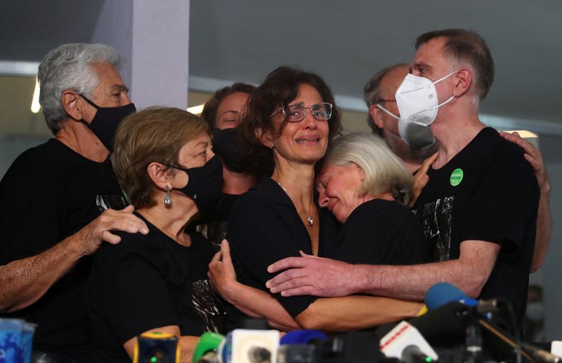 &copy; Reuters. Alessandra Sampaio, wife of British journalist Dom Phillips who was murdered in the Amazon along with indigenous expert Bruno Pereira, is embraced by her family and her brothers in law Sian and Gareth Phillips, during the journalist’s funeral in Niteroi