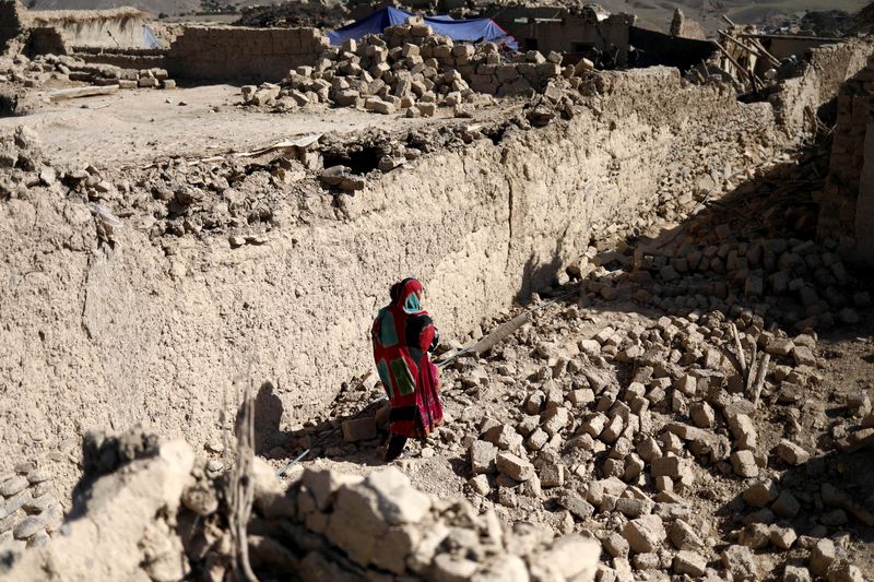 &copy; Reuters. L'administration talibane au pouvoir en Afghanistan a appelé samedi la communauté internationale à annuler les sanctions à l'encontre du pays et à lever le gel des avoirs de la banque centrale à la suite du tremblement de terre qui a tué plus de 1.