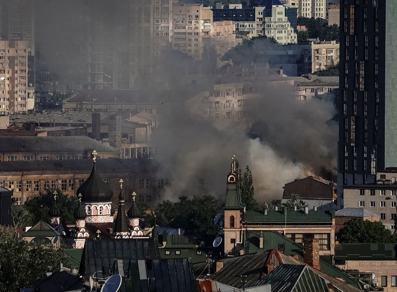 © Reuters. الدخان يتصاعد بعد قصف صاروخي في كييف يوم الأحد. تصوير: آنا فويتنكو - رويترز 