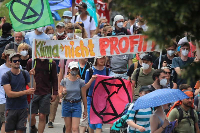 &copy; Reuters. Demonstrators take part in a protest march, during the G7 leaders summit, which takes place in the nearby Bavarian alpine resort of Schloss Elmau castle, in Garmisch-Partenkirchen, Germany, June 26, 2022. REUTERS/Wolfgang Rattay