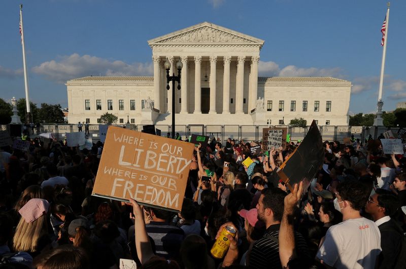 &copy; Reuters. متظاهرون مناصرون لحقوق الإجهاض يحتجون خارج المحكمة العليا الأمريكية في واشنطن يوم 24 من يونيو حزيران 2022 على إثر إبطالها حكما صدر عام 1973 لتقن
