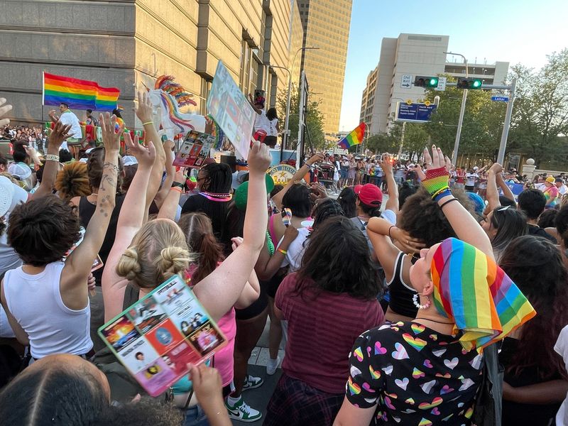 &copy; Reuters. متظاهرون يشاركون في مسيرة تدعم حقوق المثليين في تكساس يوم السبت بعد يوم من إبطال المحكمة العليا حكما لتقنين الإجهاض في أنحاء البلاد. تصوير: 