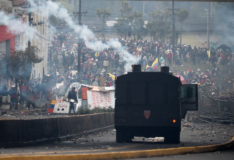Presidente Ecuador baja precio de combustibles en última concesión a los manifestantes