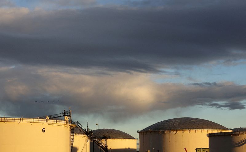 © Reuters. FILE PHOTO: Crude oil storage tanks are seen at the Kinder Morgan terminal in Sherwood Park, near Edmonton, Alberta, Canada November 14, 2016. REUTERS/Chris Helgren