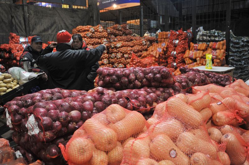 © Reuters. People chat at the Mercado Central, city's largest wholesale central market which receives produce from the entire country, on the outskirts of Buenos Aires, Argentina June 23, 2022.  REUTERS/Mariana Nedelcu