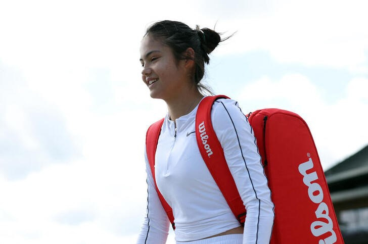 &copy; Reuters. 女子テニスのエマ・ラドゥカヌが、母国で開催される四大大会のウィンブルドン選手権に向けて「特別な感じがする」と意気込みを語った（２０２２年　ロイター）