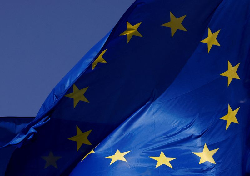 &copy; Reuters. علم الاتحاد الأوروبي أمام مقر المفوضية الأوروبية في بروكسل يوم 17 يونيو حزيران 2022. تصوير: إيف هيرمان - رويترز