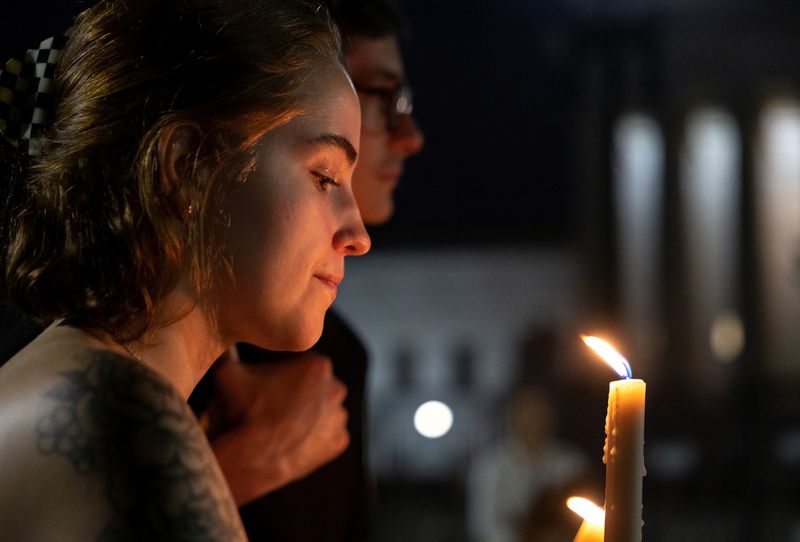 © Reuters. Abortion rights activists hold a candlelight vigil outside the United States Supreme Court in Washington, U.S., June 26, 2022. REUTERS/Evelyn Hockstein