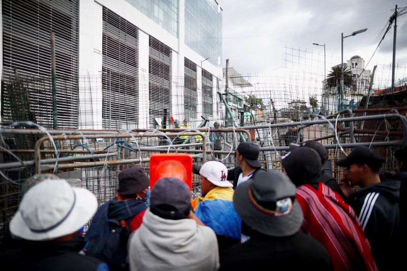 &copy; Reuters. متراس يفصل بين المحتجين وقوات الأمن مع تواصل الاحتجاجات في كيتو يوم الأحد. تصوير: أدريانو ماتشادو - رويترز