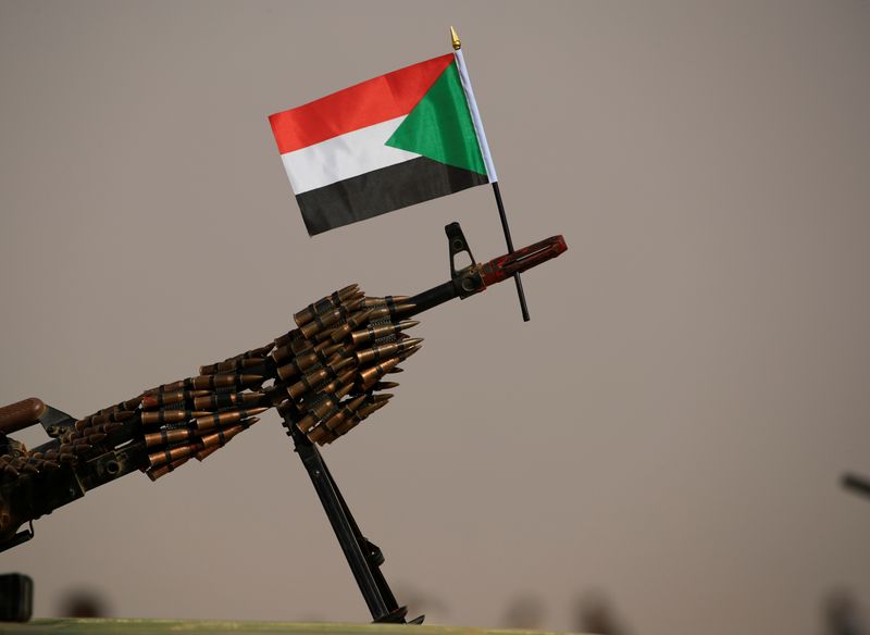 &copy; Reuters. Un drapeau national soudanais est attaché à une mitrailleuse des soldats des forces paramilitaire soudanaise de soutien rapide (RSF). L'armée soudanaise a accusé dimanche l'armée éthiopienne d'avoir exécuté publiquement sept de ses soldats et un c