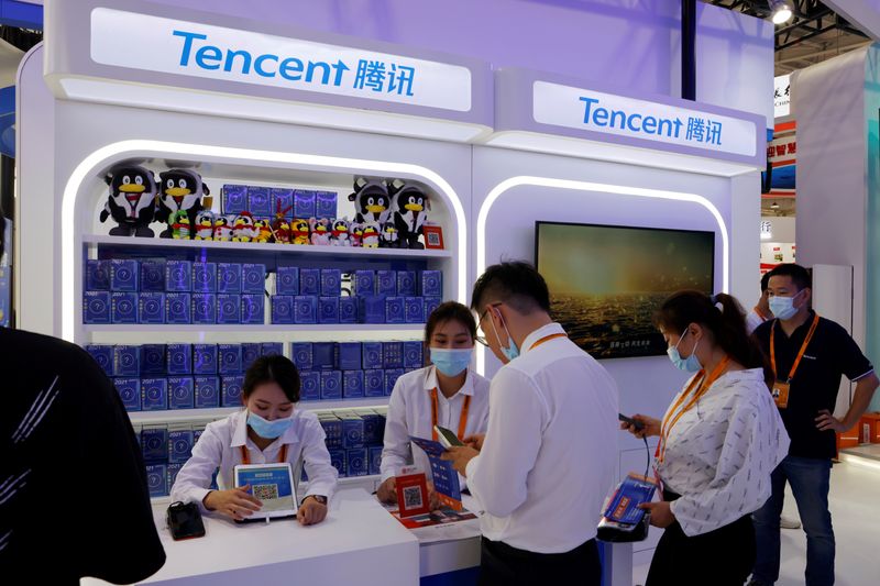 © Reuters. FILE PHOTO: visit a Tencent booth at the 2021 China International Fair for Trade in Services (CIFTIS) in Beijing, China September 3, 2021. REUTERS/Florence Lo