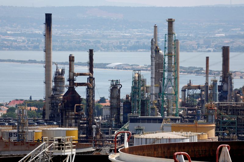 &copy; Reuters. FILE PHOTO: General view of the Total oil refinery at La Mede near Marseille, southern France, July 2, 2015.  REUTERS/Philippe Laurenson/File Photo